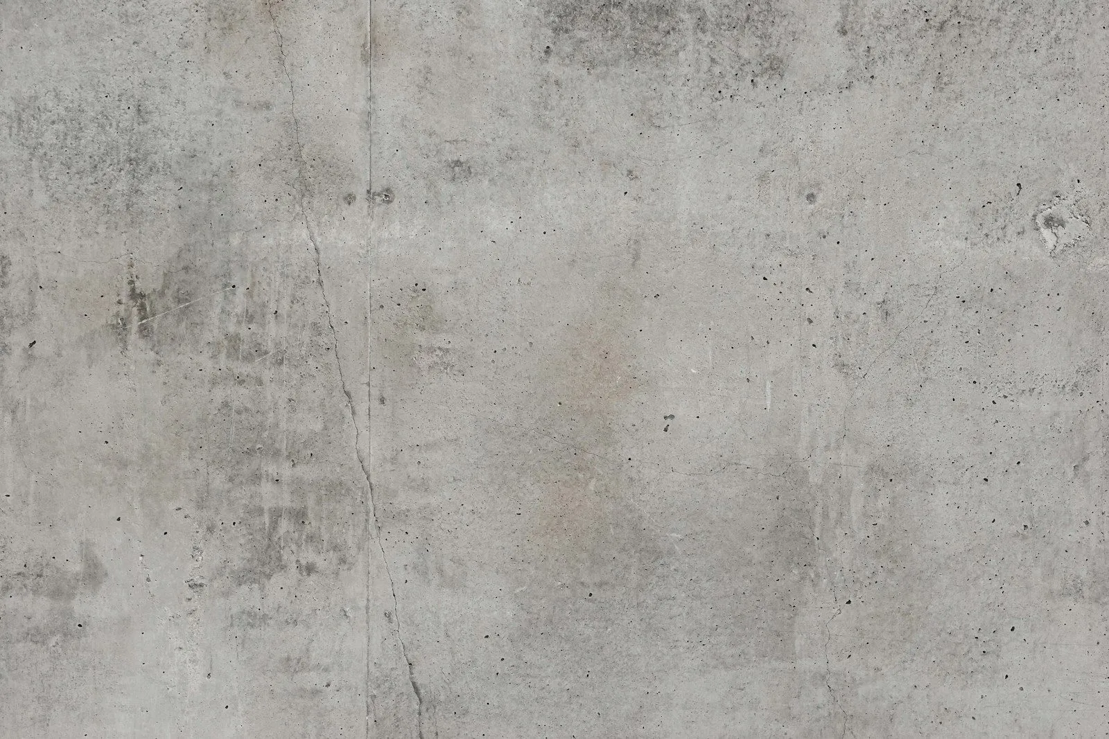 Water seepage and efflorescence on concrete wall